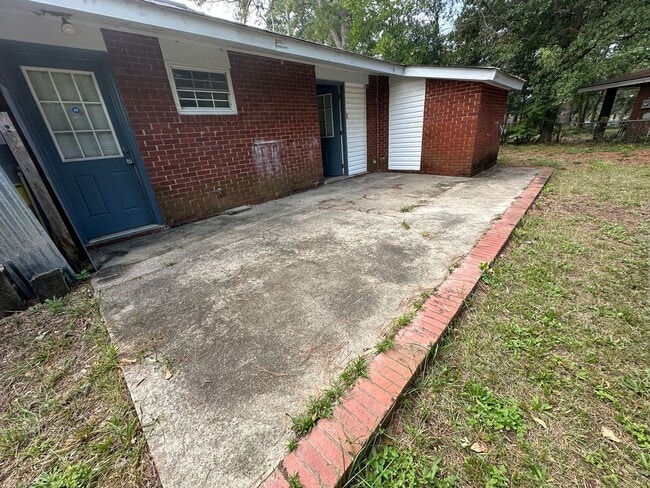 Building Photo - 3 bedrooms - West Augusta Rental – (30909) Living room, plus an office-Convenient location close ...