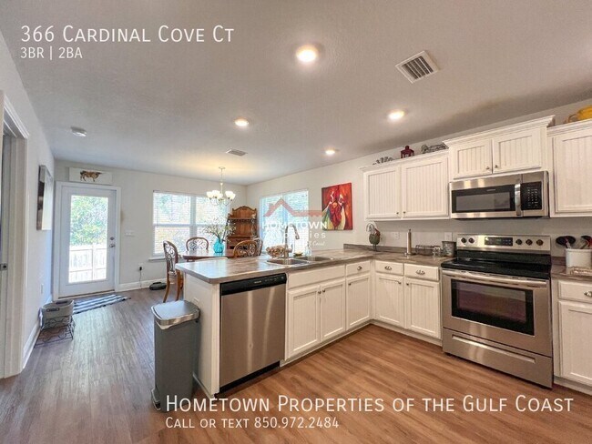 Foto del edificio - Charming 3-Bed Home in Pensacola with 2 Fu...