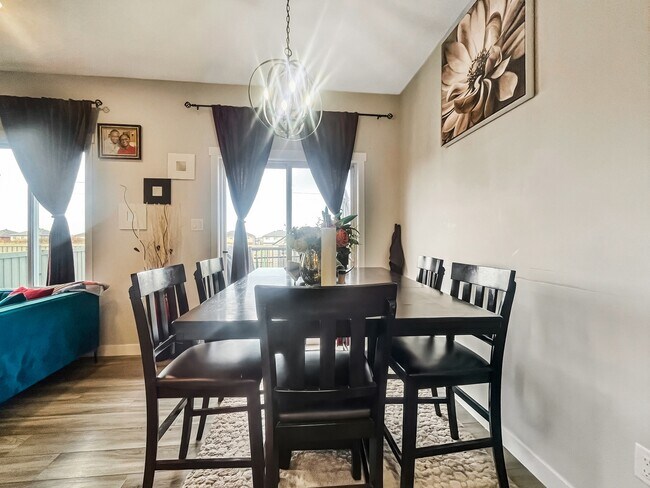 Photo du bâtiment - 7552 Creighton Pl SW