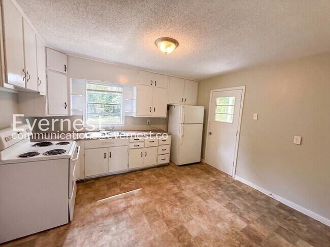 Foto del edificio - Cozy Single-Family Home with Fenced Yard and Off-Street Parking  / 3 Beds & 1 Bath /  Pet-friendl...