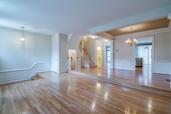 Building Photo - Palatial 4 Level 3 Bedroom 4.5 Bathroom Br...