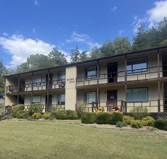 Building Photo - Welcome to your new home near the heart of...