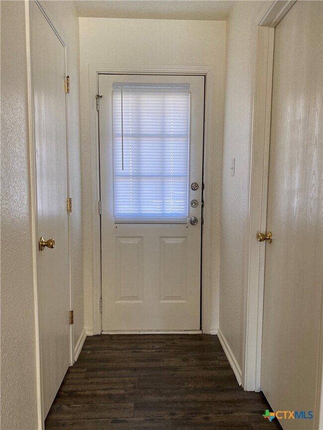 Foto del edificio - 4409 Jeff Scott Dr