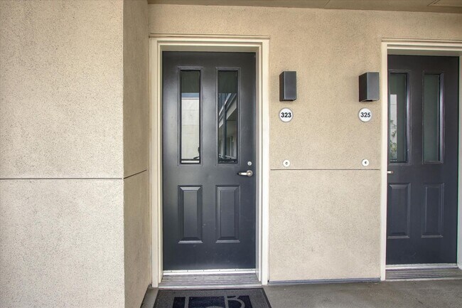 Building Photo - Luxury 1 Bedroom 1 Bath Condo in the Heart...