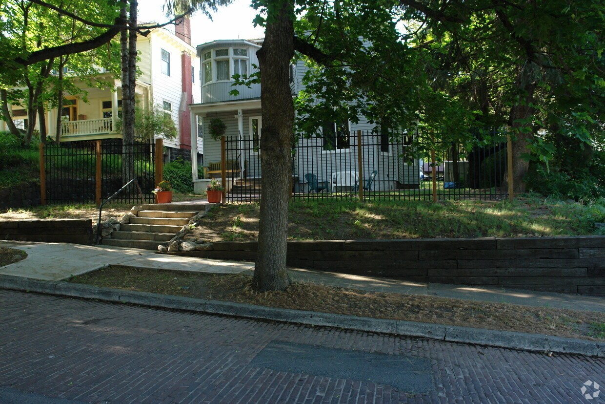 Building Photo - 1217 W 8th Ave