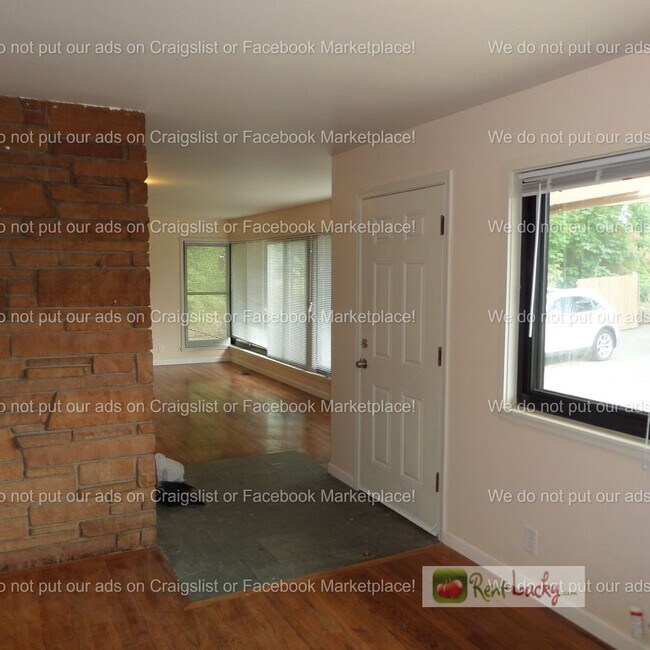 Foto del edificio - Cool & HUGE 5-Bedroom Home in Des Moines with Large Detached Shop/Garage!!