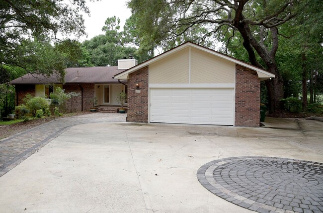 Building Photo - Luxury 5 Bedroom Rental in Rocky Bayou!