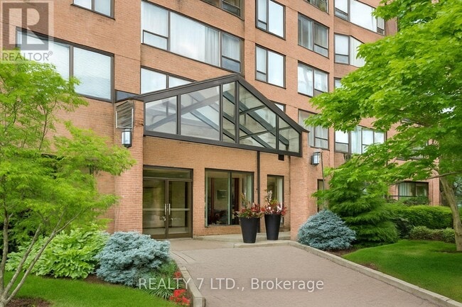 Photo du bâtiment - 1270-1270 Maple Crossing Blvd