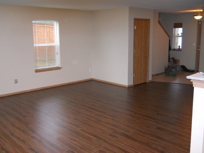 Building Photo - Large Puyallup rental 4 bedroom
