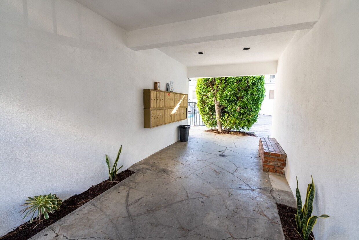 Foto del edificio - 7044 Lanewood Ave