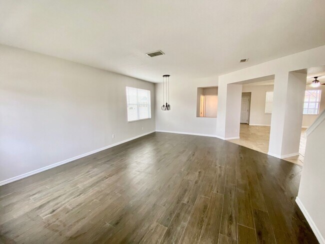 Building Photo - Beautiful Pool Home in Avalon Park for Ren...
