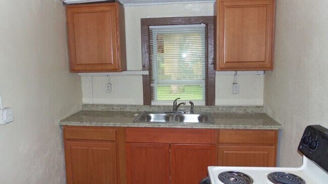 Building Photo - 1bedroom 1bath Available Now