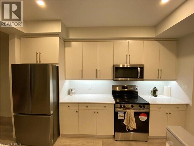 Building Photo - 925 Deveron Crescent