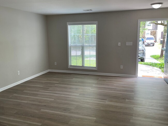 Foto del edificio - Remodeled Updated Townhome in Great Kennes...