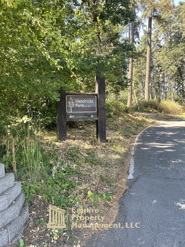 Foto del edificio - 2022 Floral Hill Dr
