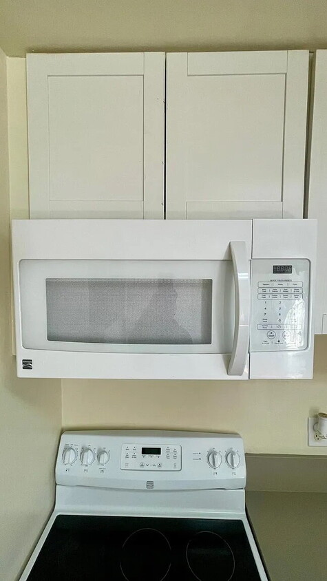 Primary Photo - Comfy Living Space: Move right in and enjo...