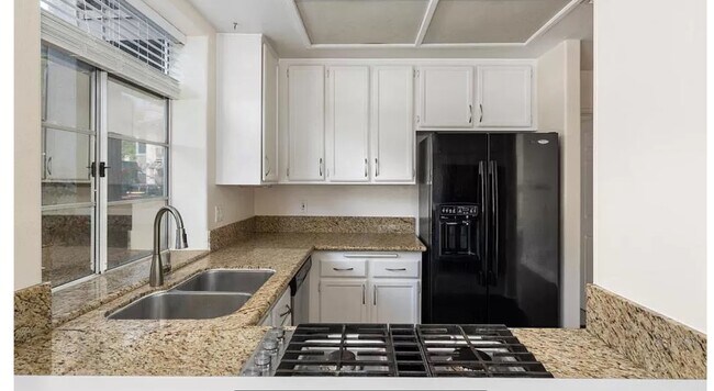 cocina de granito con refrigerador - 3432 Cameo Dr