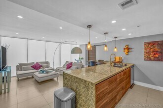 Building Photo - 7601 E Treasure Dr
