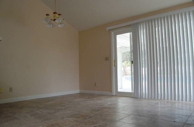Building Photo - 567 Le Harve Ave
