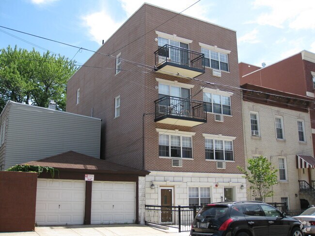 Building Photo - 26 Monitor St