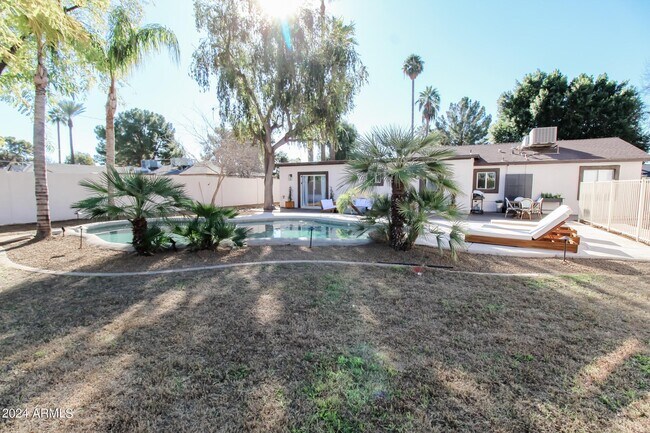 Foto del edificio - 4028 E Lewis Ave