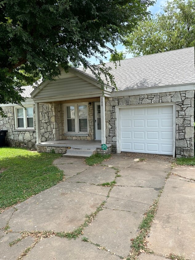 Primary Photo - 308 SW 44th St