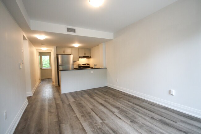 Photo du bâtiment - Stacked Townhouse In Family Neighborhood