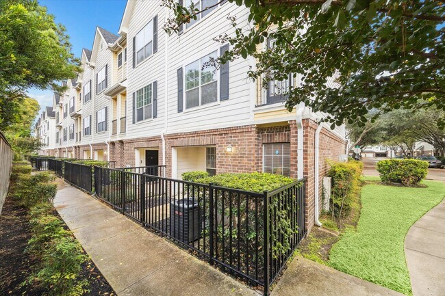 Building Photo - 9200 Westheimer Rd