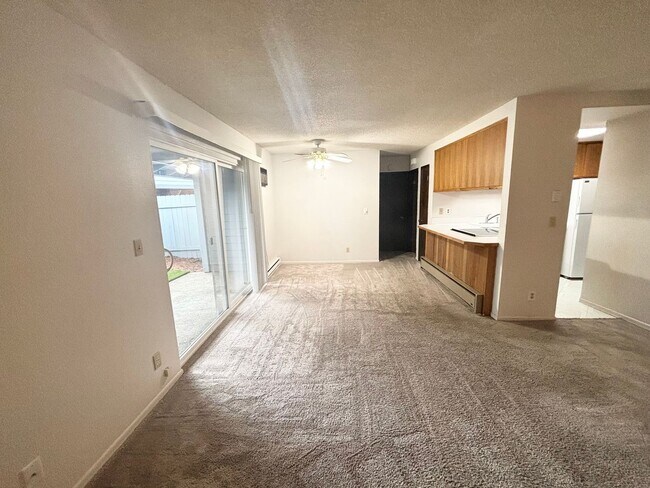 Building Photo - 2bedroom, 1.5 bathroom, ground floor condo...