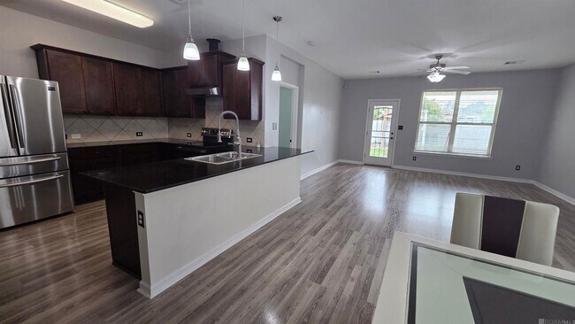 Foto del edificio - 583 Fall River Dr