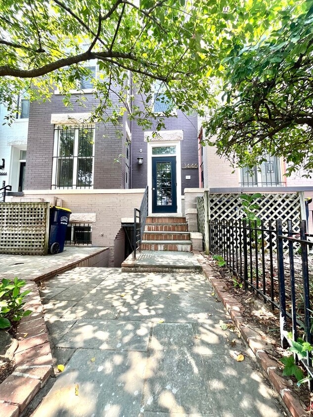 Columbia Heights| 900 sqft 2bd, 1bth|Townhouse English Bsmt Apt - Columbia Heights| 900 sqft 2bd, 1bth|Townhouse English Bsmt Apt