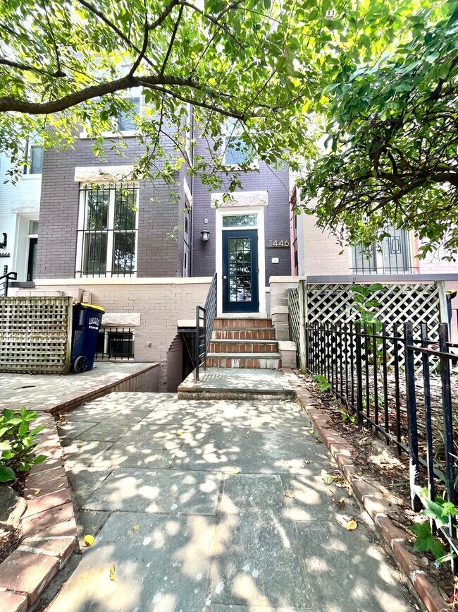 Foto del edificio - 1446 Newton St NW