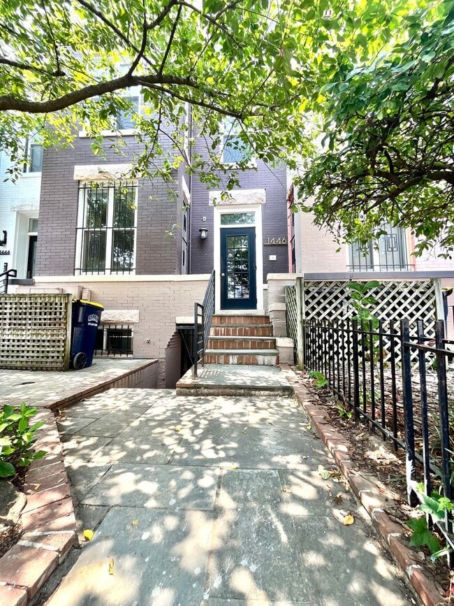 Columbia Heights| 900 sqft 2bd, 1bth|Townhouse English Bsmt Apt - Columbia Heights| 900 sqft 2bd, 1bth|Townhouse English Bsmt Apt