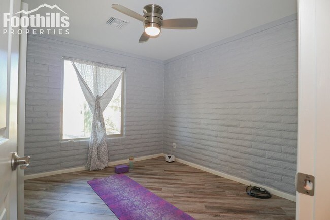 Building Photo - Beautifully Remodeled home just under 1 Acre