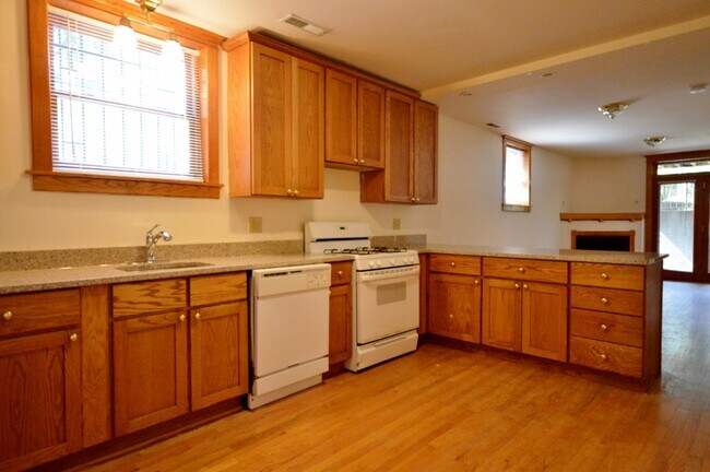 Building Photo - 3920 N Janssen Ave