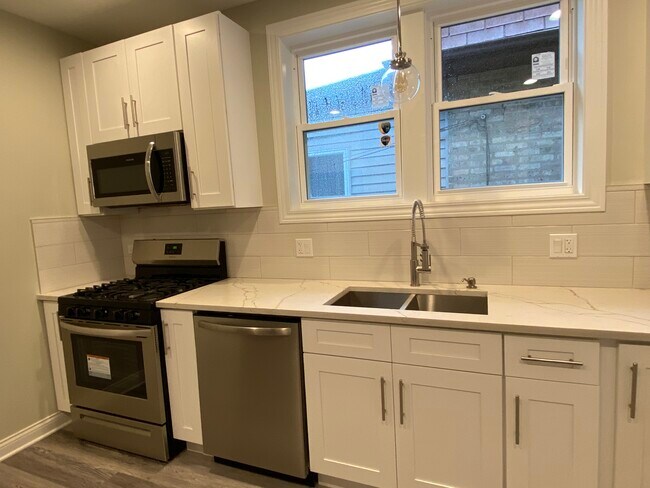 Building Photo - 7753 W Sunset Dr