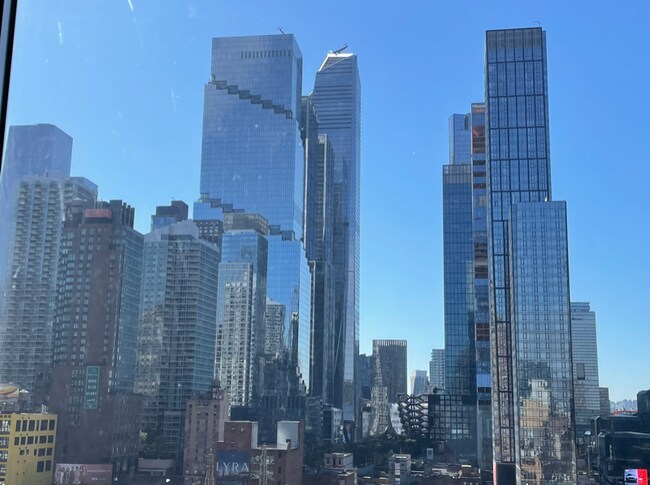 Building Photo - 560 W 43rd St