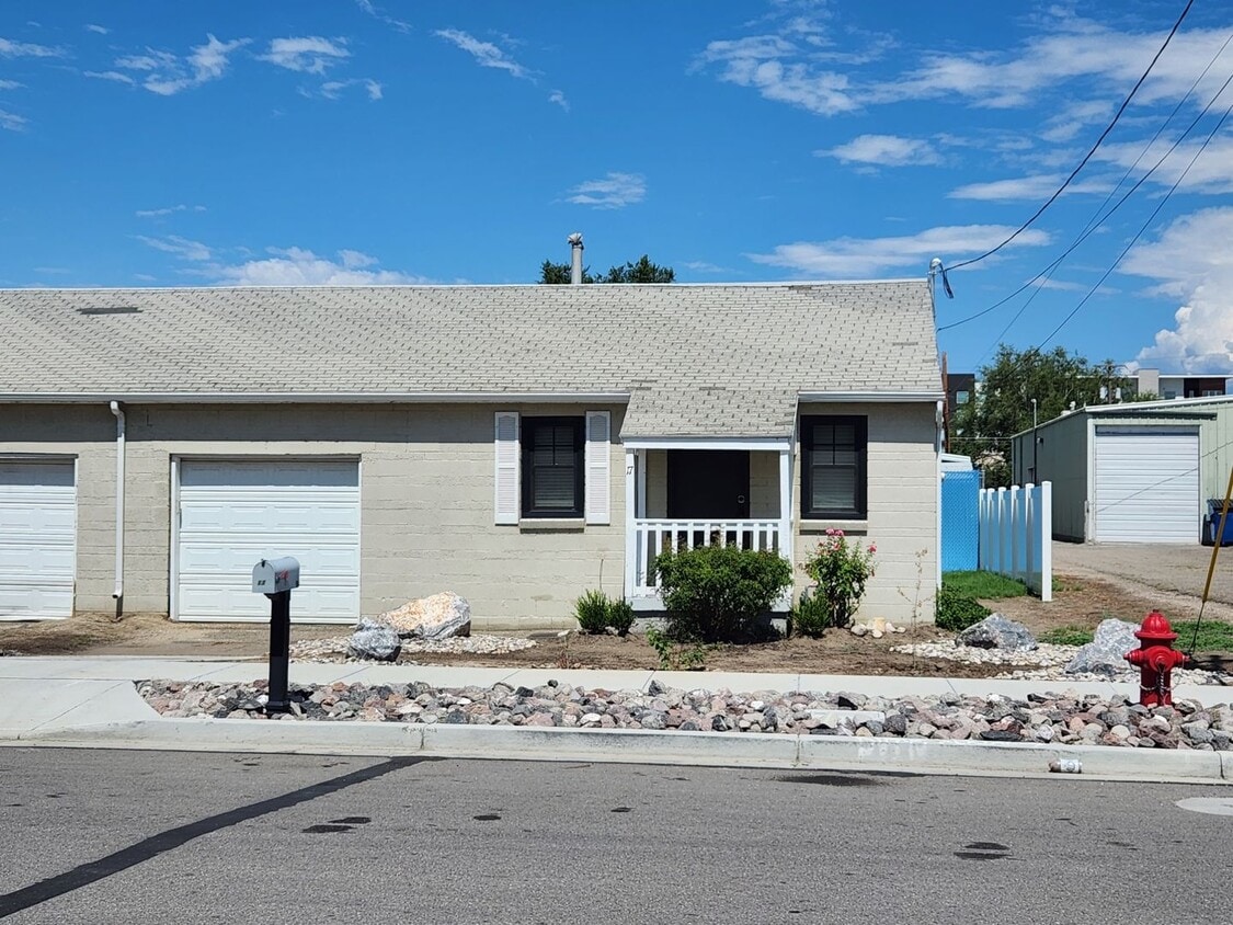 Primary Photo - Cozy 1 Bd 1 Bath Remodeled Duplex