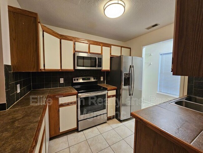 Foto del edificio - 802 Selwyn Oaks Ct