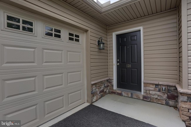 Building Photo - 130 Surrey Ct