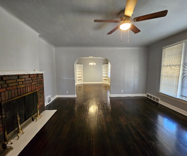 Building Photo - 2406 Petrova Ave