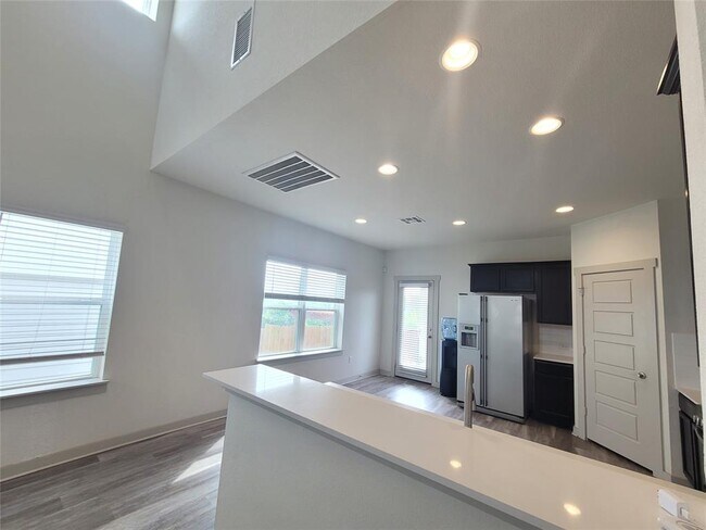 Foto del edificio - 7701 Lowenfield Dr