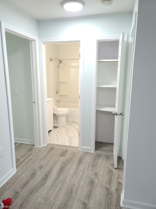 Building Photo - 2 br, 1 bath Condo - Twin Oaks Condominiums