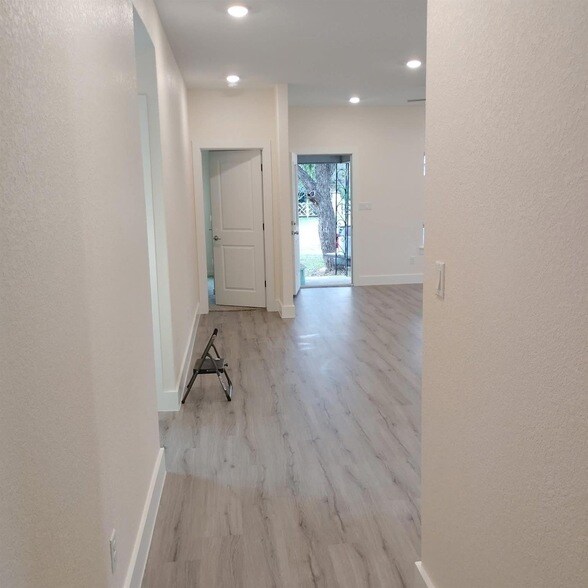 Foto del edificio - 928 E Cameron Ave