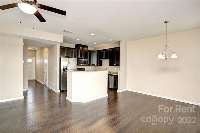 Foto del edificio - 2704 Silverthorn Dr