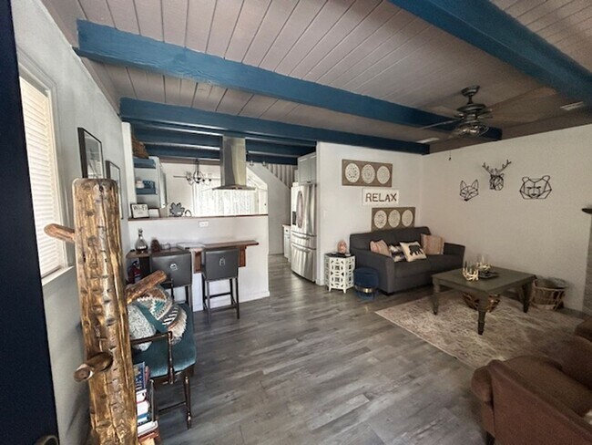 Foto del edificio - 3 bed / 2 bath furnished home.  6 month re...