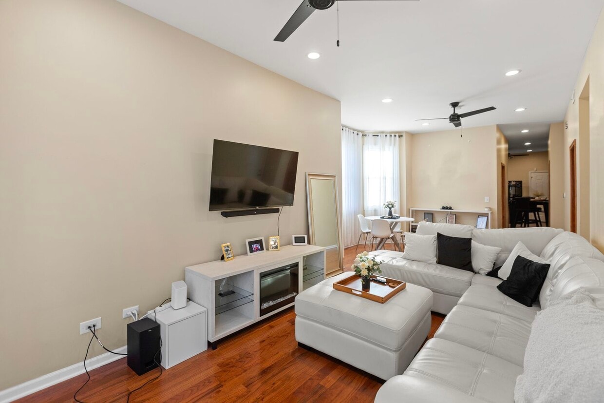 Foto principal - 2028 N Hamlin Ave
