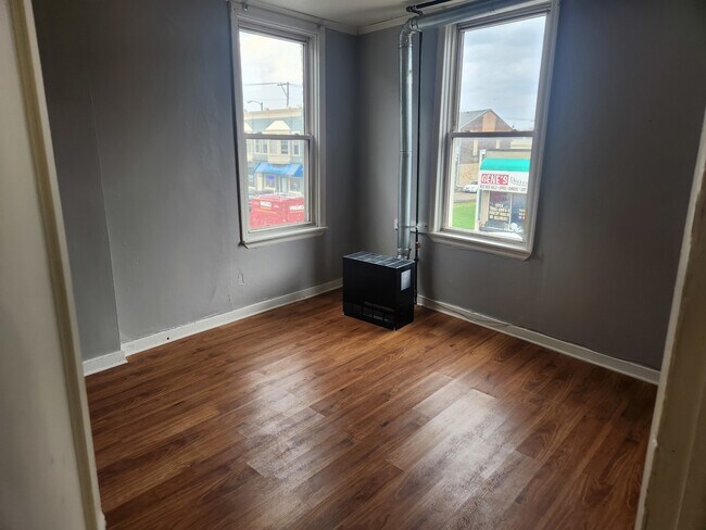 Foto del edificio - 8 E Railroad St