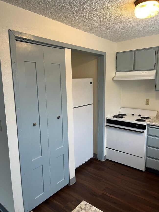 Building Photo - 2 Bedroom, 1 Bathroom Upstairs Apartment - Moyina Heights