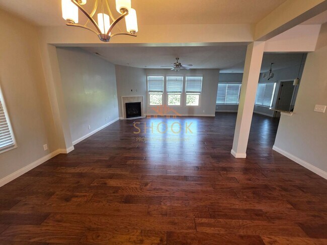 Building Photo - Luxury Home off of Coyote Crossing Golf Cl...